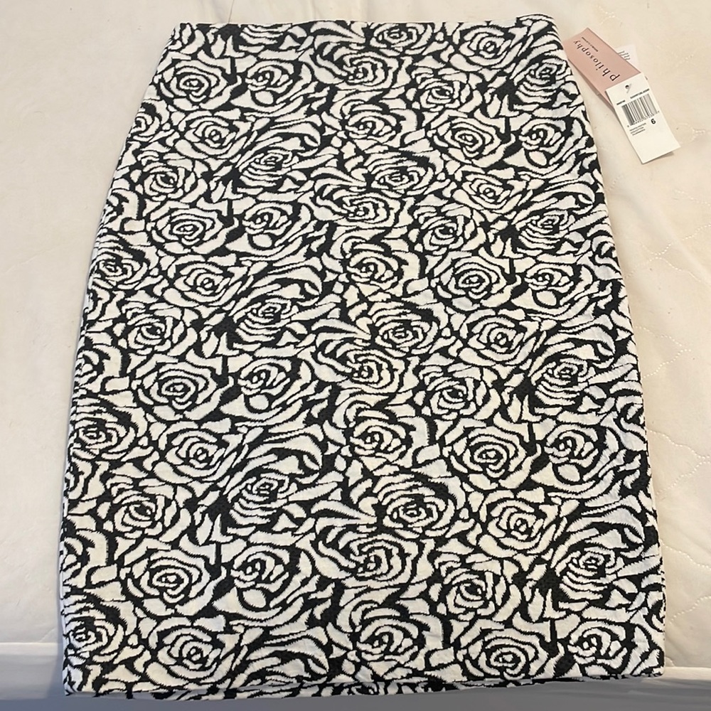 The cutest pencil skirt, never worn! Black and white in a floral pattern!